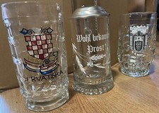 3 schöne Bierkrüge aus Glas,  standen im Sammler Regal, wird aufgelöst