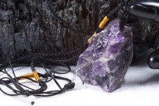 Edelstein Anhänger aus rohem Amethyst ca. 2cm-3cm mit Halskette