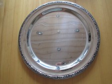 große Cromarganplatte / Servierplatte mit Musterrand ∅ 34 cm