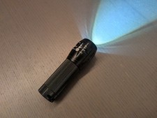 Super Hell Taschenlampe Fackel - LED Taktisches Fackel - Zoom - Wasserfest AAA