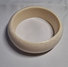 Massiver Armreif aus Knochen