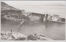 AK / Postkarte Wrack eines gekenterten Dampfers am Ufer