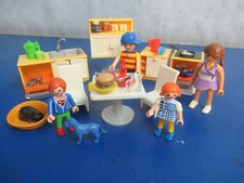 Küche viele Figuren Möbel