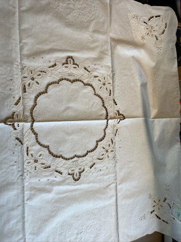 Tischdecke beige durchbrochen