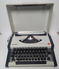Schreibmaschine Olympia Traveller De Luxe; Weiß; 70er Jahre; gebraucht; Koffer