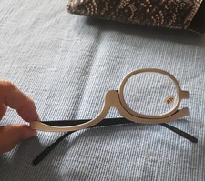 Schwenkbare Schminkbrille / Schminkhilfe aus Kunststoff in verschiedenen Stärken