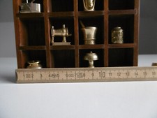 Schränkchen Deko mit Inhalt Katze Lampe Kanne Waage Bügleisen Käfig Nähmaschine