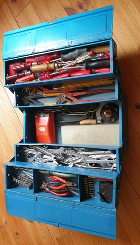 Prallgefüllter werkzeugkasten - prallgefüllter,