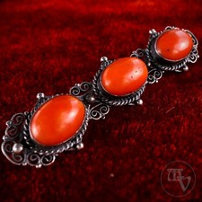 Alte Brosche mit roter Koralle