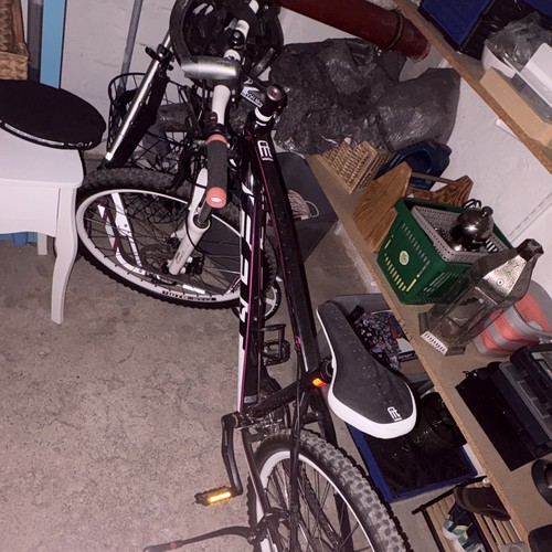 Mountainbike mit helm - mountainbike,