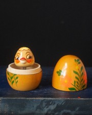 Vintage Holzei mit Küken