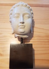 Buddha Kopf auf Würfel Höhe