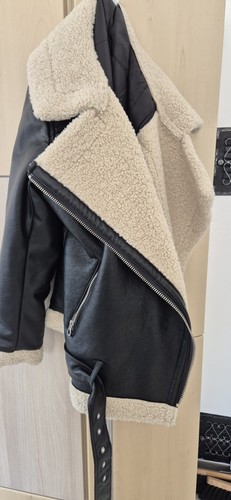 Schwarze lederjacke mit - schwarze,