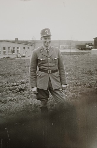 Junger soldat steht lachend - junger,