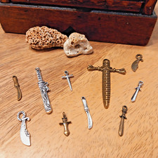10 Schwerter Schwert Messer Dolche Kettenanhänger Charms Silber/Bronze Farbe (2)