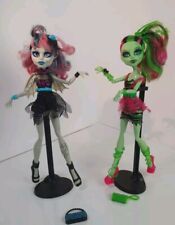 K31) Monster high Rochelle Goyle & Venus Mcflytrap Zombie Shake Puppen Set