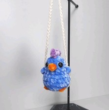 Blaues Huhn auf Schaukel Auto