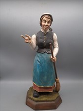 Holzstatue Bäuerin mit Besen