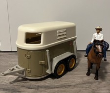 Schleich Pferdeanhänger 40185 | Pferd und Reiter | Gut