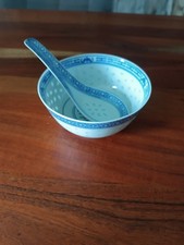 Chinesische Suppenschale mit Löffel Reiskorn-Design