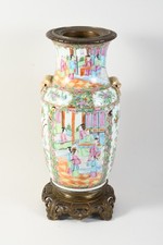 P45R04- Asiatika Porzellan Vase handbemalt Personenszene Naturmotiv