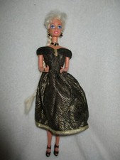 Vintage 1994 Cut and Style Barbie Puppe - neu gekleidet schwarz und gold