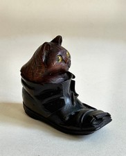 Tintenfass mit Katze und Schuh