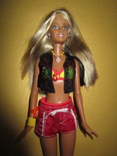 B-115) SÜSSE BLONDE CALI GIRL BARBIE MATTEL 2003 BH+WESTE+KURZE HOSE+HOHE SCHUHE