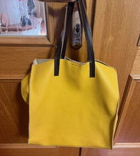 Umhängetasche in Leder aus