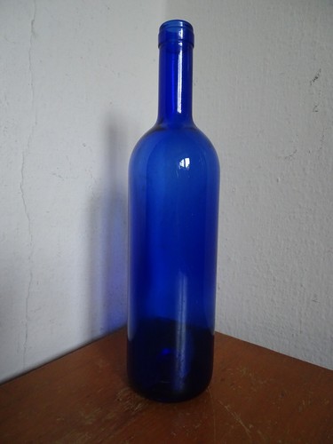 Blaue glasflasche weinflasche - glasflasche,