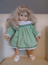 Puppe Blondine mit langem blonden Haar