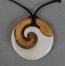 Maori Knochen Carving  Koru  Neuseeland