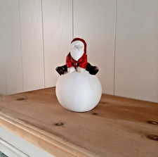 Weihnachtsmann auf Schneeball sitzend, 18 cm hoch