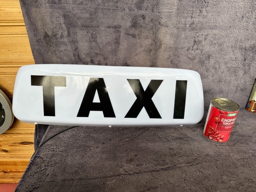 Großes brandneues taxi auto - großes,