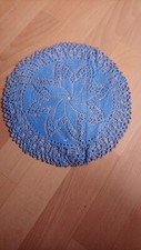 1  gestrickte Deckchen hellblau 