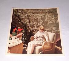 Altes Foto Frauen 70s Lifestyle Hinterhof Kaffee trinken Kinder Mauer (C27)