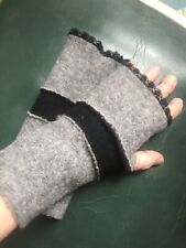 Handstulpen Stulpen Merinowolle Walk Gothic Punk grau schwarz Spitze Daumenloch