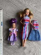 Zwei Barbiepuppen klein und groß