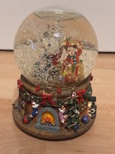 Weihnachtliche Schneekugel mit