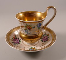 KPM Berlin Tasse und Untertasse Blatthenkel Champagnerform gold Blumen um 1780