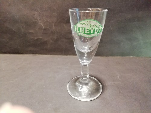 Schnapsglas glas auf fuß alt - schnapsglas,
