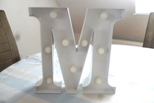  3D Leucht-Buchstabe M ROT Deko Metall weiss Masse: 26cm x 26cm x 5cm Batterie