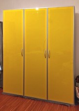 Moderner Kleiderschrank,  gelbe Glastüren, Metall/hellgraufarbiger Korpus