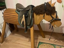 holzpferd mit sattel