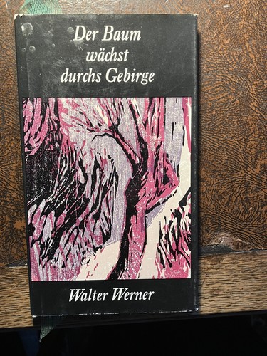 Der baum wächst durchs - der,