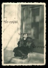 Hübsche Frau im Pelz hält