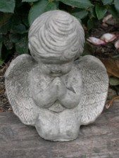 Kleiner betender Engel