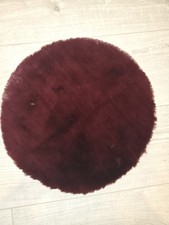 ? Runder Kunstfell-Untersetzer / Mini-Teppich – Bordeauxrot ?