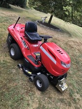 Aufsitzrasenmäher mit Kehrmaschine