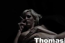 Aktfoto vor Schwarz,  Nude